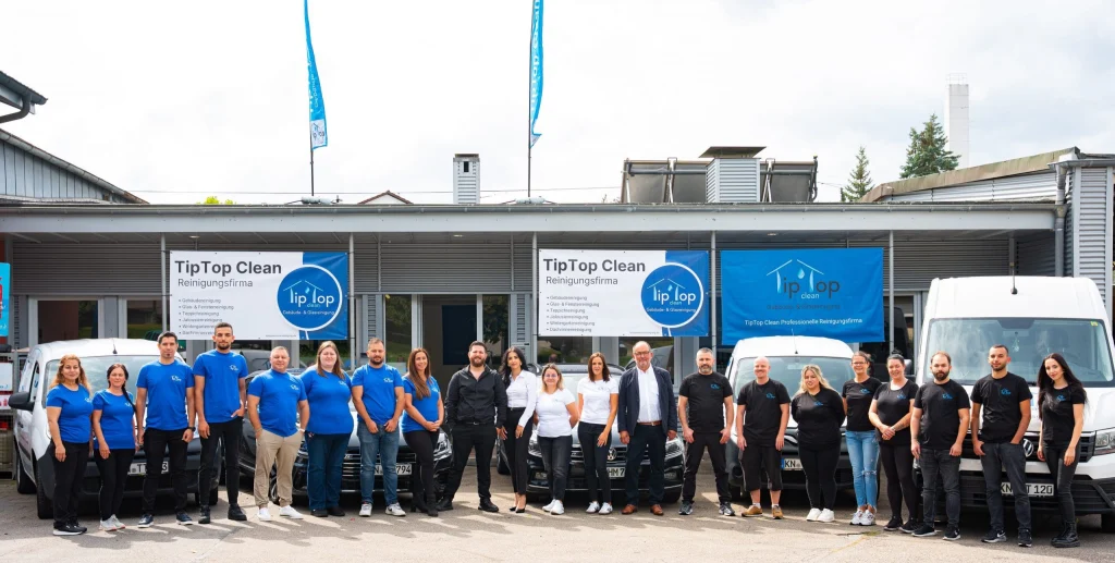 Das Team von TipTop Clean vor der Zentrale in Konstanz