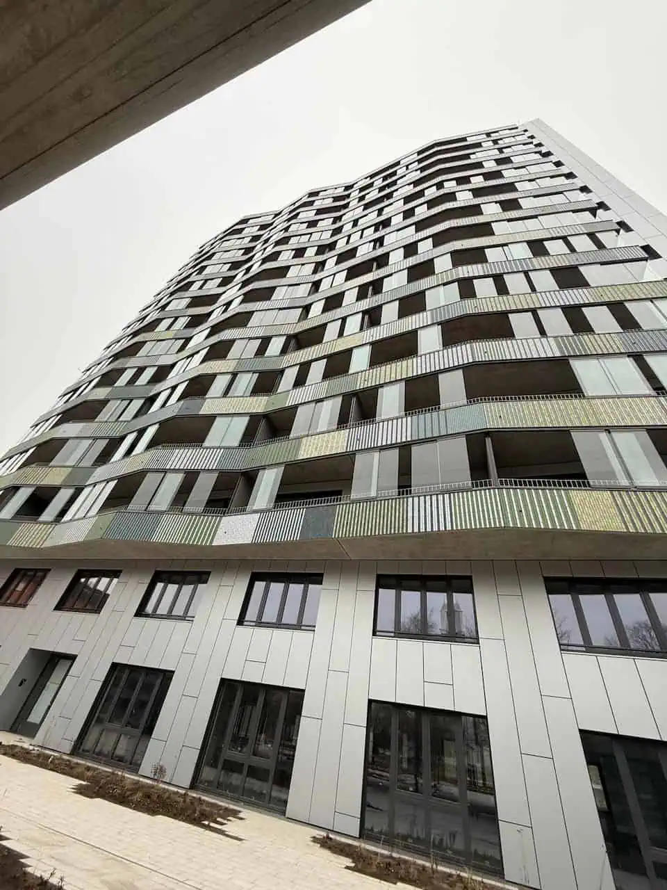 TipTop Clean Reinigungsfirma Konstanz vor dem Telekom Areal / ODE LOFTS – Bauendreinigung