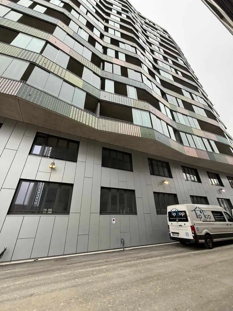 Telekom Areal / ODE LOFTS Konstanz: markantes Hochhaus mit geschwungenen Balkonen